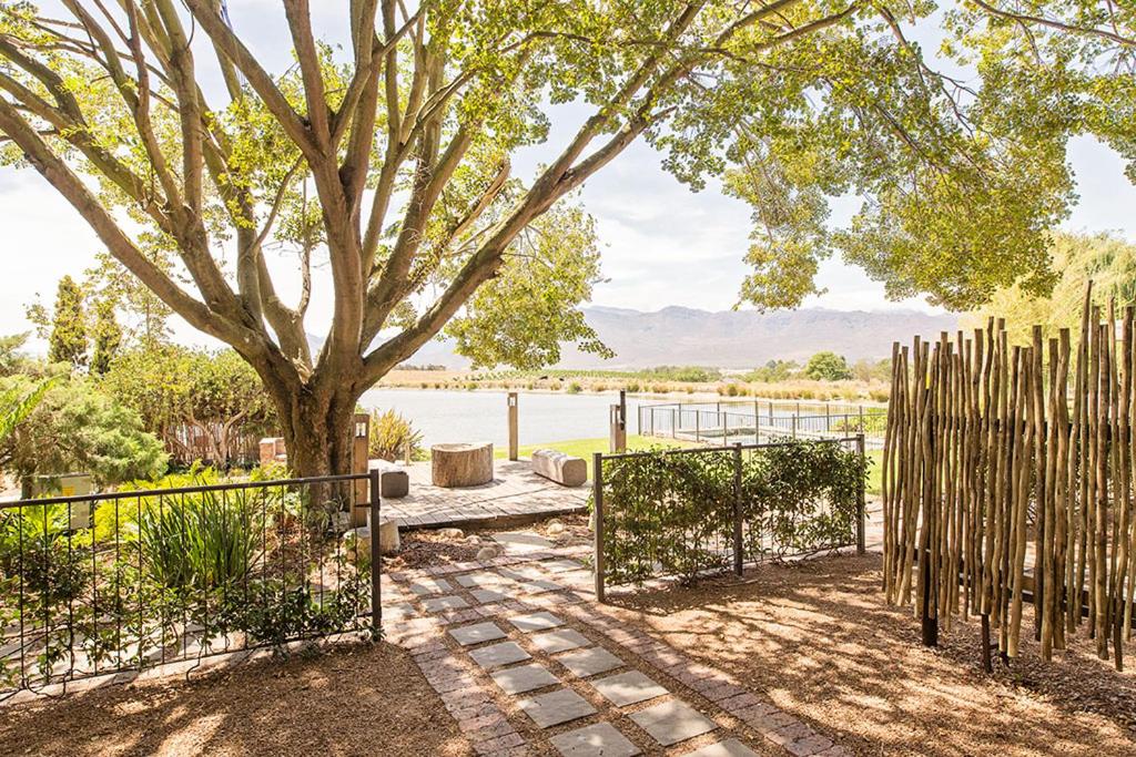 Waterside on Le Bonheur room 6