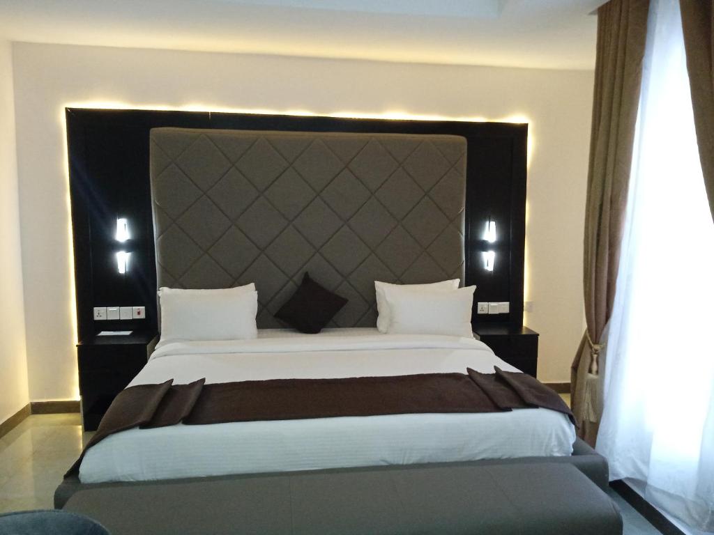 Wizy Hyatt Hotel room 5