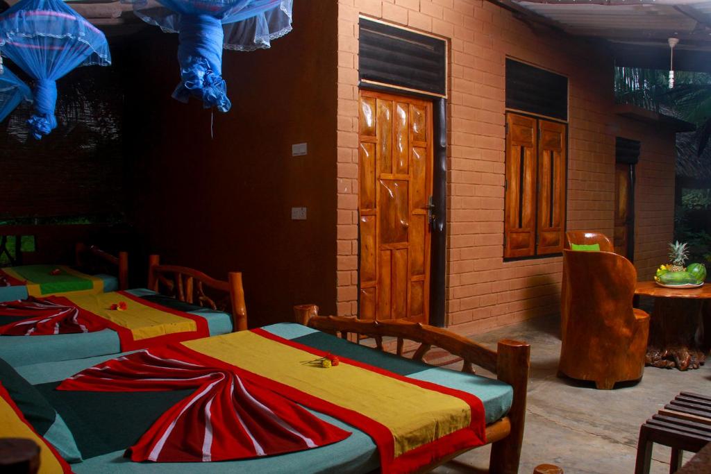 Yalaway Bungalows room 2